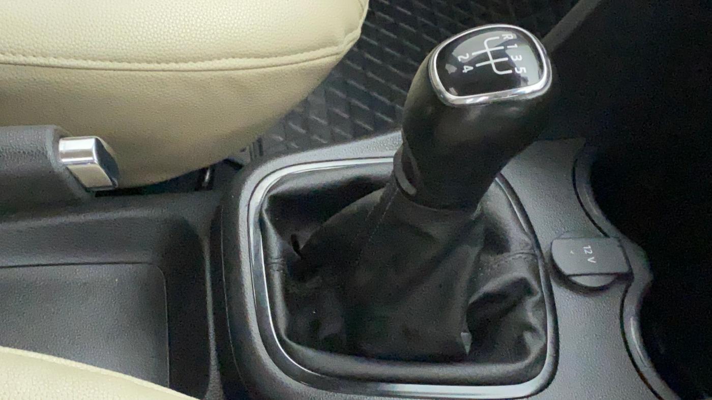 2019 Skoda Rapid AMBITION 1.6 MPI MT, Petrol, Manual, 31,104 km, Gear Lever