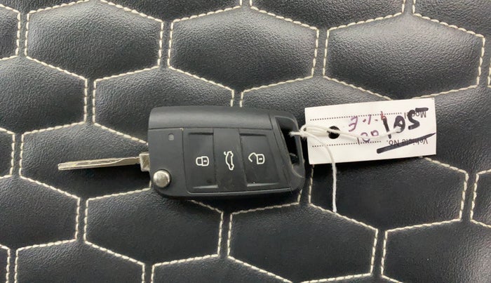 2024 Volkswagen VIRTUS HIGHLINE TSI 1.0 AT, Petrol, Automatic, 26,958 km, Key Close Up