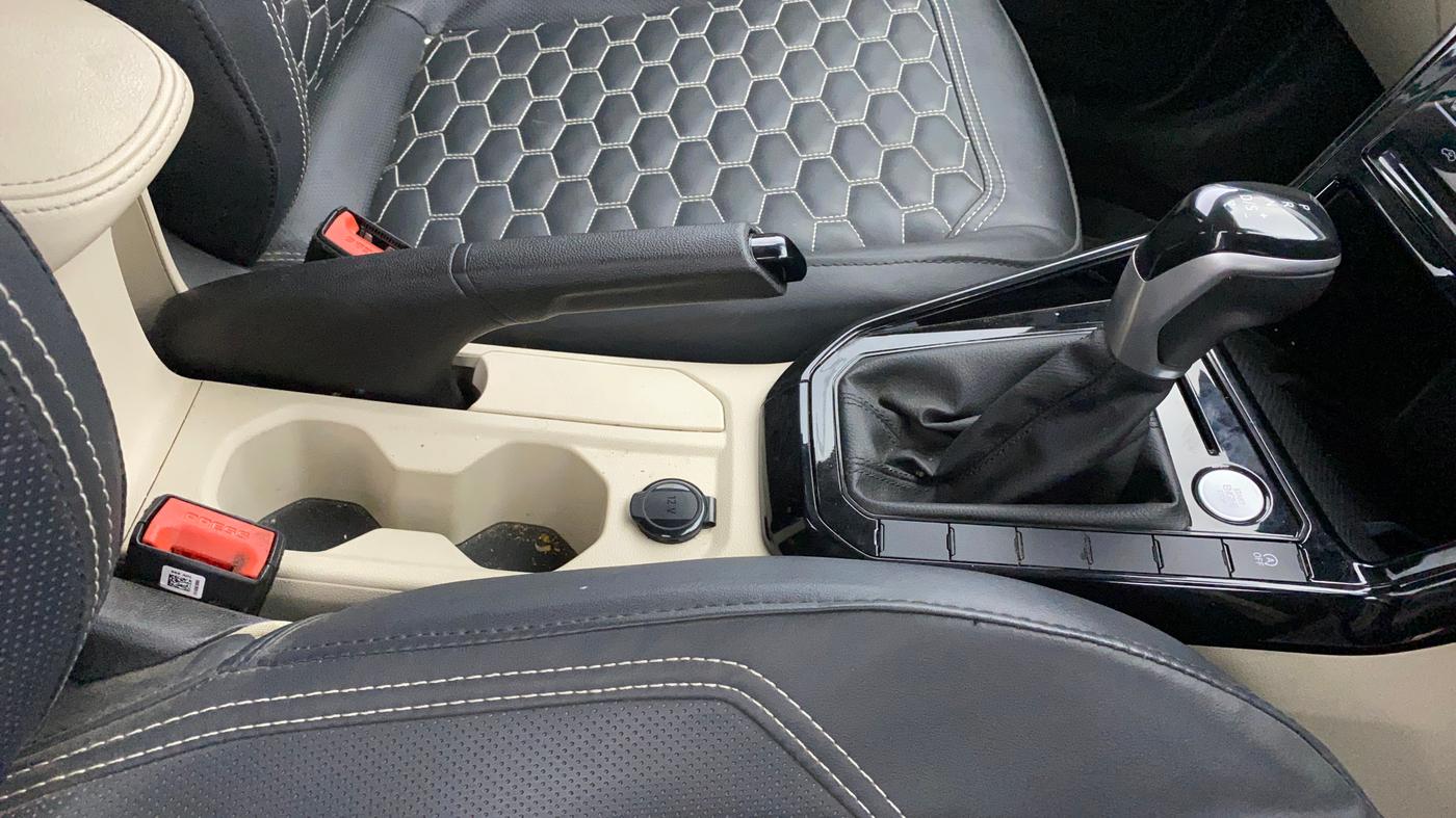 2024 Volkswagen VIRTUS HIGHLINE TSI 1.0 AT, Petrol, Automatic, 26,967 km, Gear Lever