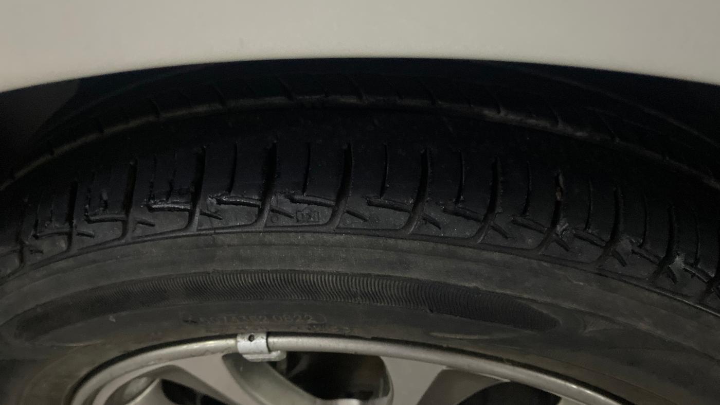 2014 Hyundai Grand i10 ASTA (O) 1.2 KAPPA VTVT, Petrol, Manual, 37,686 km, Left Front Tyre Tread