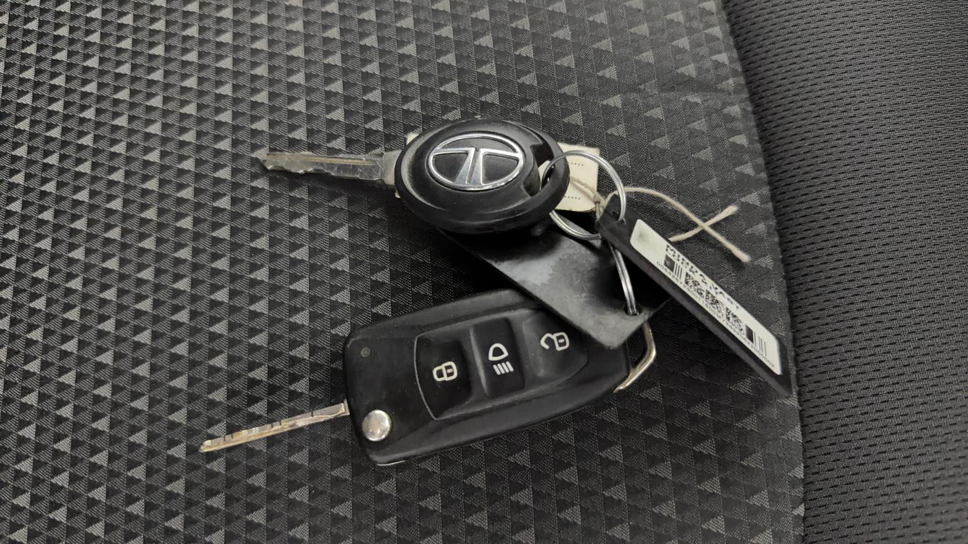 2017 Tata TIGOR XT PETROL, Petrol, Manual, 1,03,151 km, Key Close Up