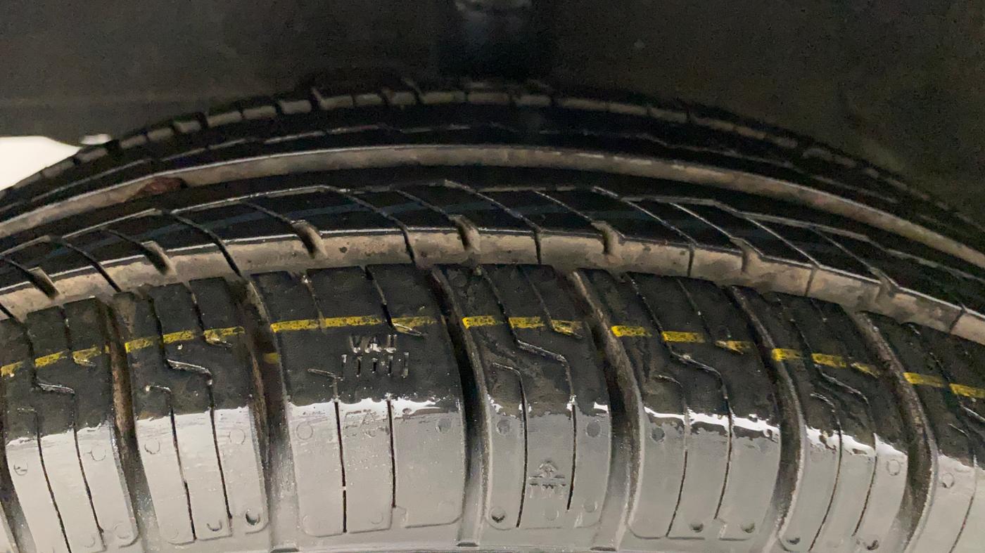 2017 Hyundai Eon ERA PLUS (O), Petrol, Manual, 33,963 km, Left Front Tyre Tread