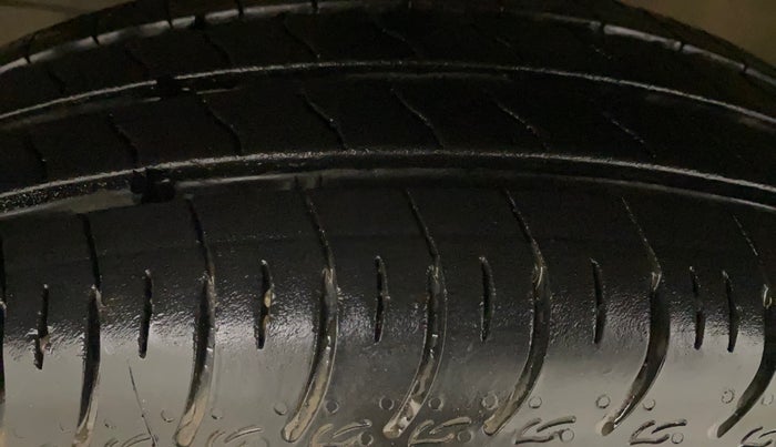 2014 Maruti Swift VXI, Petrol, Manual, 44,721 km, Left Front Tyre Tread