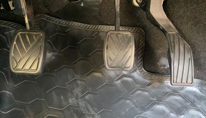 2014 Maruti Swift VXI, Petrol, Manual, 44,721 km, Pedals