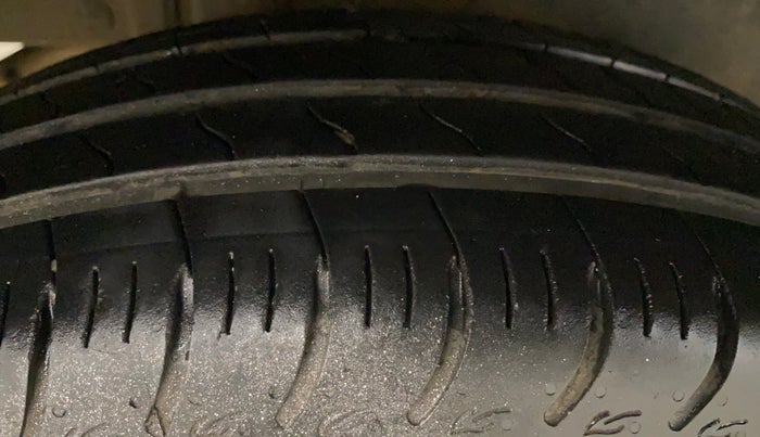 2014 Maruti Swift VXI, Petrol, Manual, 44,721 km, Right Rear Tyre Tread