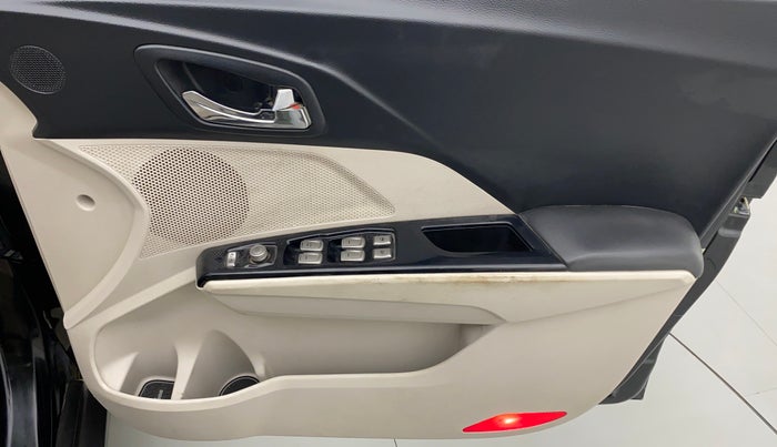 2019 Mahindra XUV300 W8(O), Diesel, Manual, 84,472 km, Driver Side Door Panels Control
