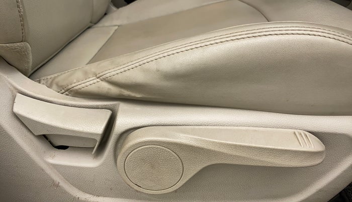 2019 Mahindra XUV300 W8(O), Diesel, Manual, 84,472 km, Driver Side Adjustment Panel