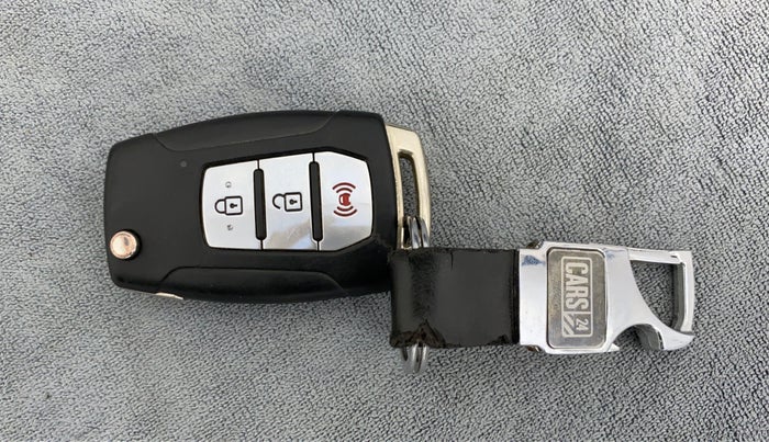 2019 Mahindra XUV300 W8(O), Diesel, Manual, 84,472 km, Key Close Up