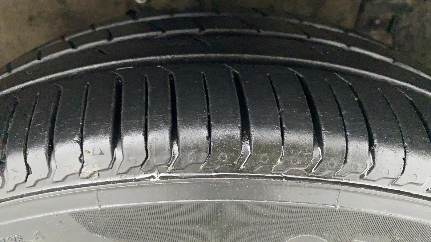 2015 Maruti Ertiga VXI, Petrol, Manual, 93,150 km, Right Front Tyre Tread