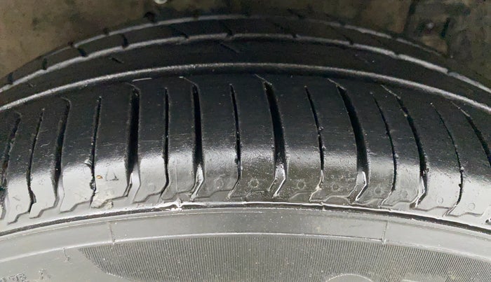 2015 Maruti Ertiga VXI, Petrol, Manual, 93,150 km, Right Front Tyre Tread