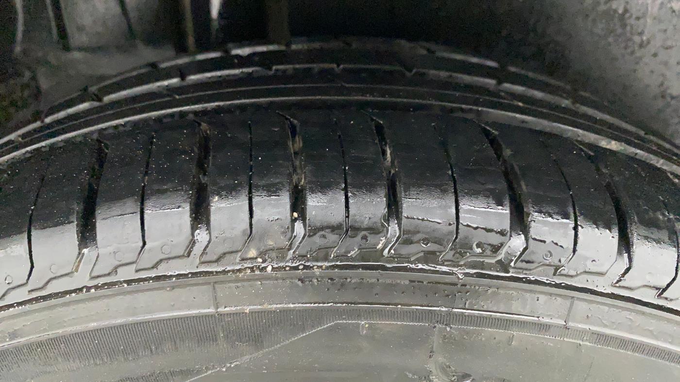 2015 Maruti Ertiga VXI, Petrol, Manual, 93,150 km, Right Rear Tyre Tread