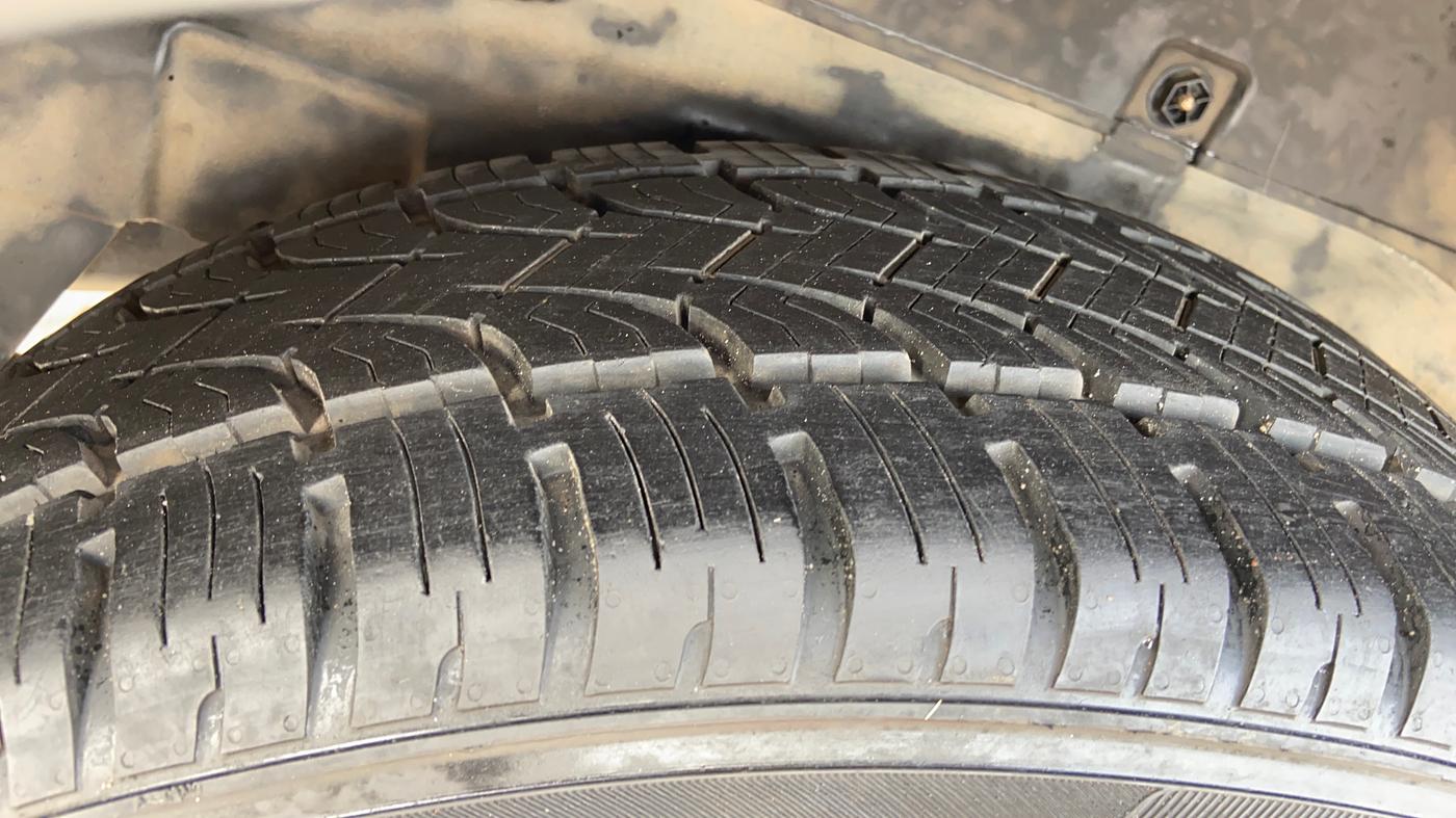 2018 Tata Hexa XTA 4X2 7 STR, Diesel, Automatic, 1,37,854 km, Right Rear Tyre Tread