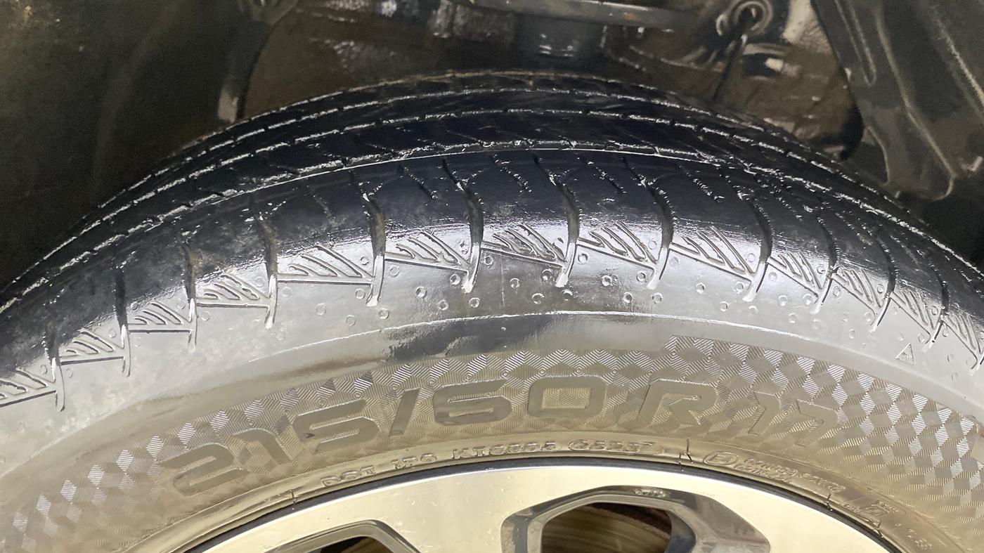 2023 Maruti Grand Vitara ALPHA SMART HYBRID AT, Petrol, Automatic, 1,24,028 km, Right Front Tyre Tread