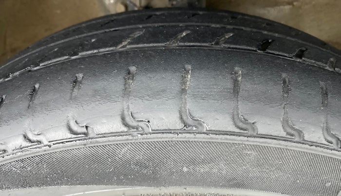 2017 Maruti Wagon R 1.0 VXI, Petrol, Manual, Right Front Tyre Tread