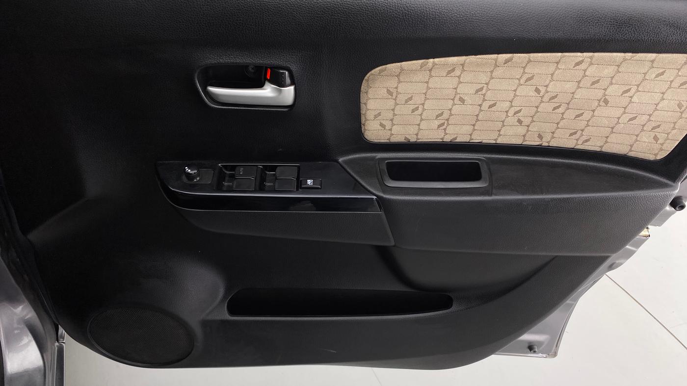 2017 Maruti Wagon R 1.0 VXI, Petrol, Manual, Driver Side Door Panels Control