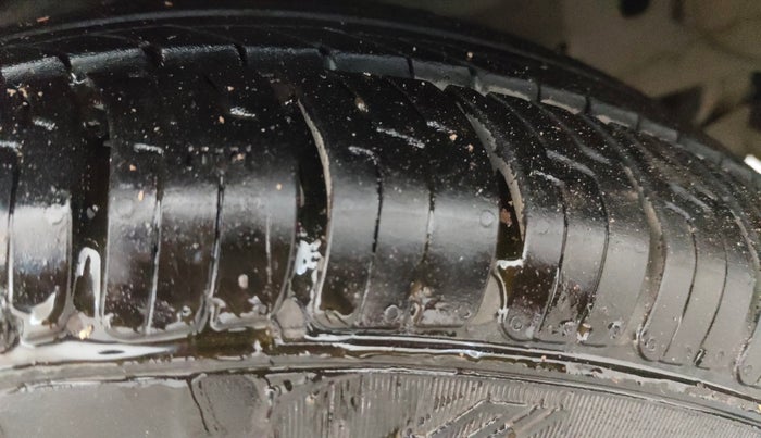 2020 Renault TRIBER RXZ AMT, Petrol, Automatic, 40,852 km, Right Front Tyre Tread