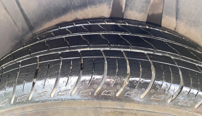 2024 Maruti Ertiga ZXI (O) CNG, CNG, Manual, 49,126 km, Left Rear Tyre Tread