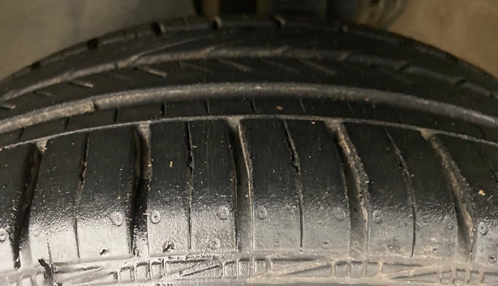 2016 Volkswagen Ameo HIGHLINE 1.5L AT (D), Diesel, Automatic, 71,838 km, Left Front Tyre Tread