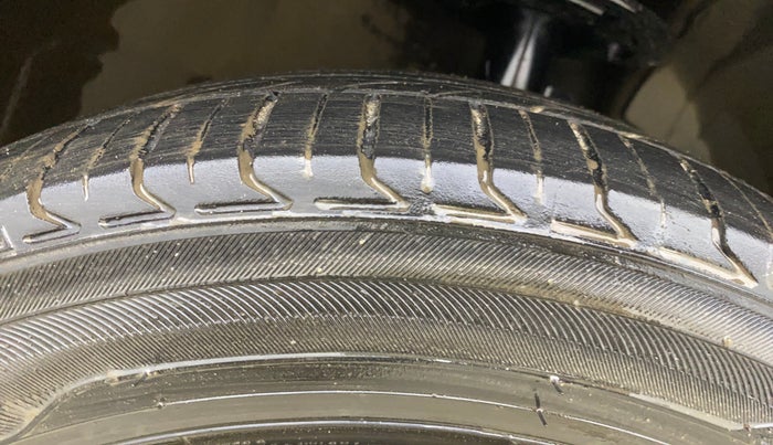 2016 Maruti Baleno DELTA PETROL 1.2, Petrol, Manual, 53,339 km, Right Front Tyre Tread