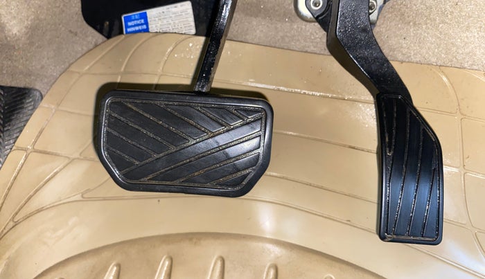 2017 Maruti Ciaz ZXI+ AT, Petrol, Automatic, 47,778 km, Pedals