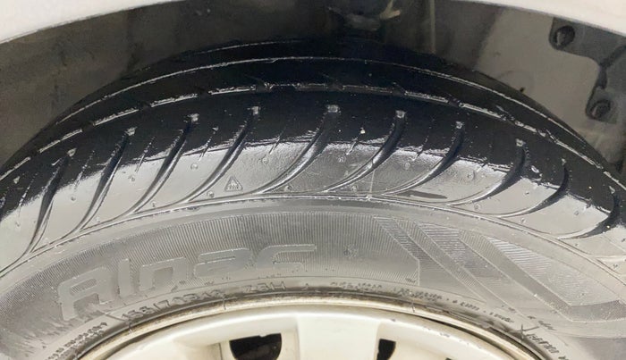 2017 Hyundai Eon ERA +, Petrol, Manual, 43,284 km, Right Front Tyre Tread