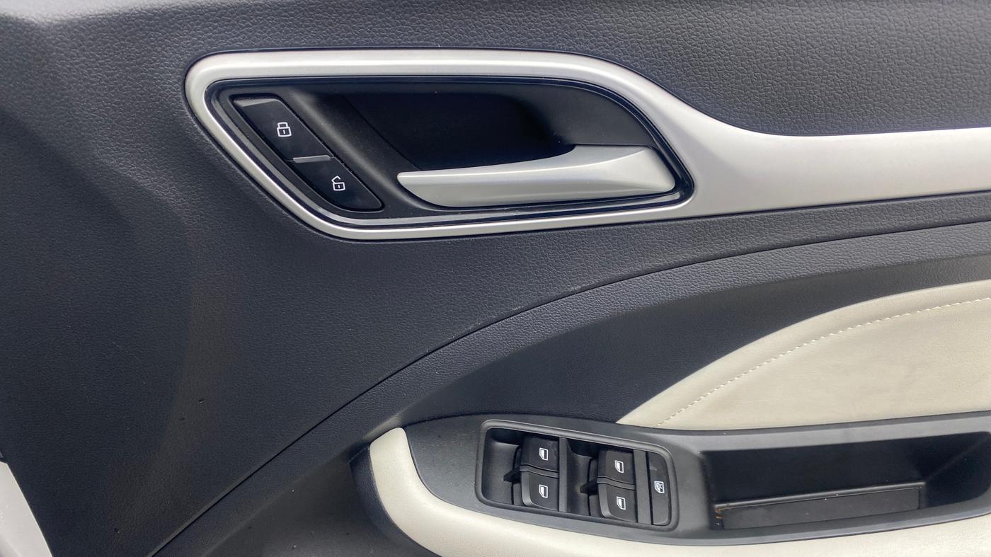 2025 MG ASTOR Savvy Pro 1.5 CVT (Ivory) , Petrol, Automatic, 13,849 km, Driver Side Door Panels Control