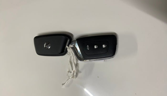 2022 MG HECTOR PLUS SHARP 1.5 PETROL TURBO CVT 6-STR, Petrol, Automatic, 18,482 km, Key Close Up