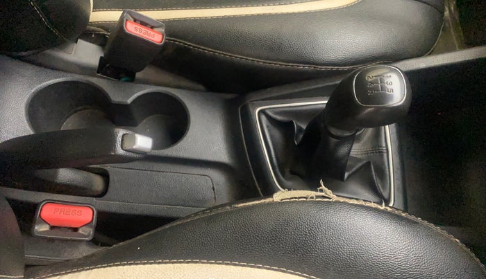 2017 Hyundai Elite i20 ASTA 1.2, Petrol, Manual, 1,06,073 km, Gear Lever