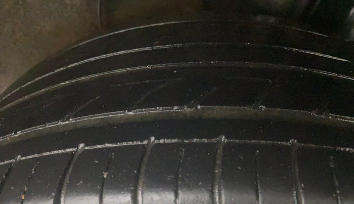 2017 Hyundai Elite i20 ASTA 1.2, Petrol, Manual, 1,06,073 km, Left Rear Tyre Tread