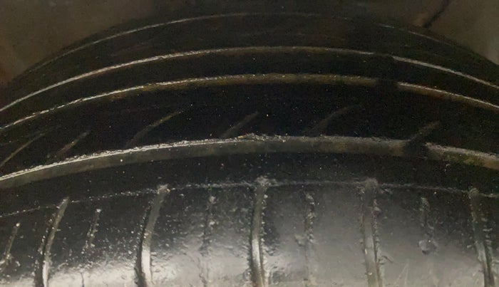 2017 Hyundai Elite i20 ASTA 1.2, Petrol, Manual, 1,06,073 km, Right Front Tyre Tread