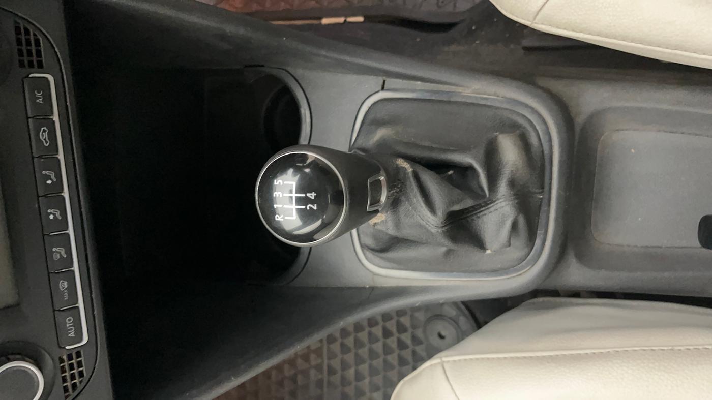 2015 Volkswagen Vento COMFORTLINE 1.6, Petrol, Manual, 400 km, Gear Lever