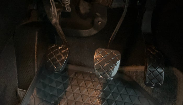 2015 Volkswagen Vento COMFORTLINE 1.6, Petrol, Manual, 90,615 km, Pedals