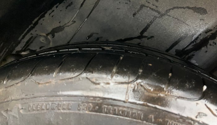 2015 Volkswagen Vento COMFORTLINE 1.6, Petrol, Manual, 90,615 km, Left Rear Tyre Tread