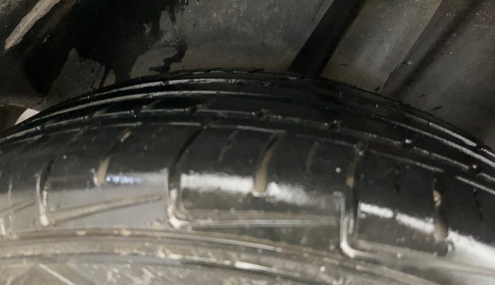 2015 Volkswagen Vento COMFORTLINE 1.6, Petrol, Manual, 90,615 km, Right Rear Tyre Tread