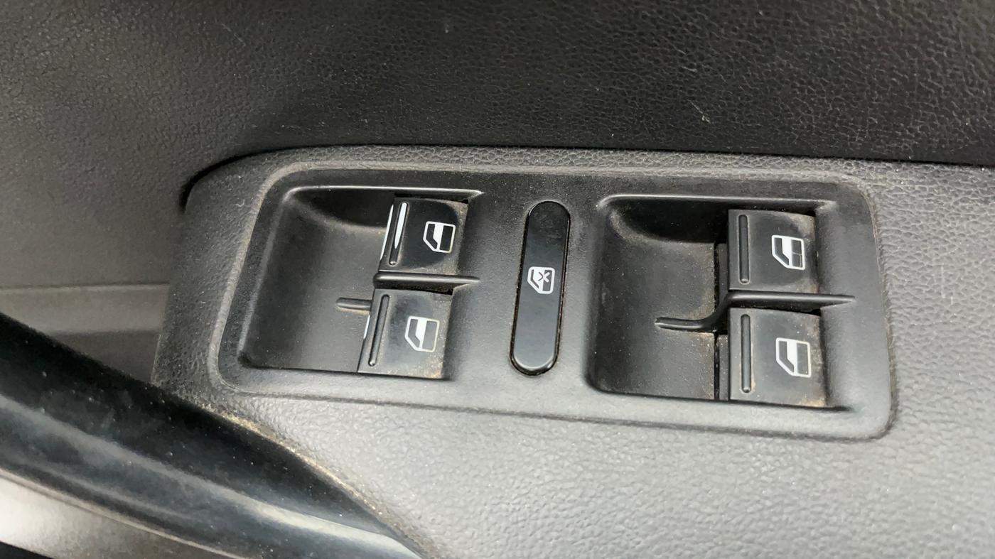 2015 Volkswagen Vento COMFORTLINE 1.6, Petrol, Manual, 400 km, Driver Side Door Panels Control