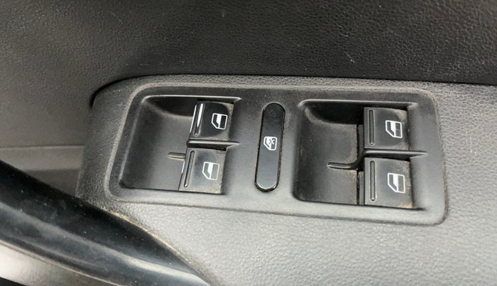 2015 Volkswagen Vento COMFORTLINE 1.6, Petrol, Manual, 90,615 km, Driver Side Door Panels Control