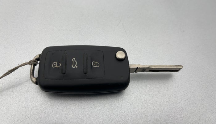 2015 Volkswagen Vento COMFORTLINE 1.6, Petrol, Manual, 90,615 km, Key Close Up