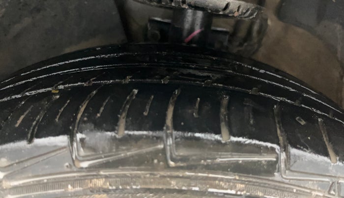 2015 Volkswagen Vento COMFORTLINE 1.6, Petrol, Manual, 90,615 km, Left Front Tyre Tread