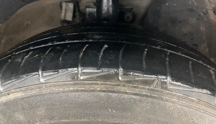 2015 Volkswagen Vento COMFORTLINE 1.6, Petrol, Manual, 90,615 km, Right Front Tyre Tread