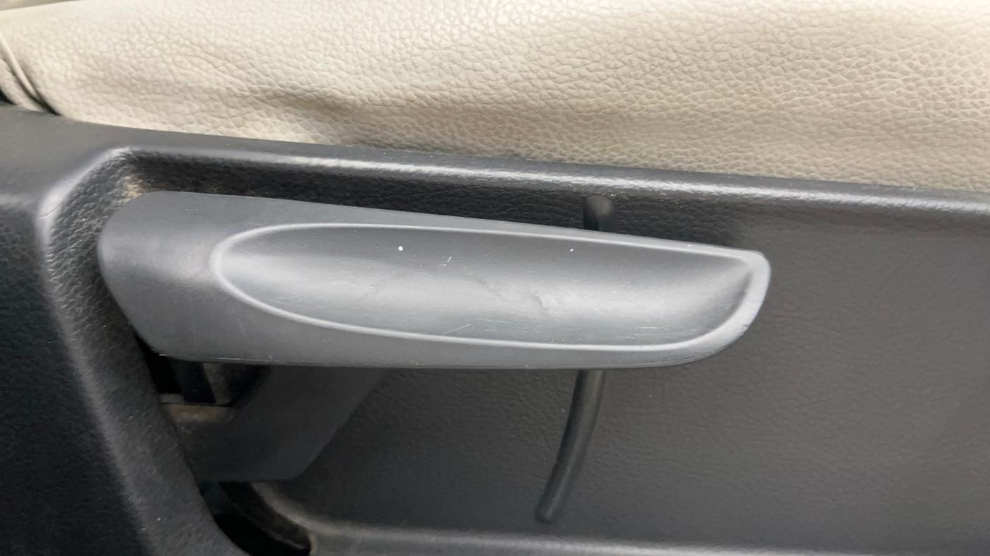 2015 Volkswagen Vento COMFORTLINE 1.6, Petrol, Manual, 400 km, Driver Side Adjustment Panel