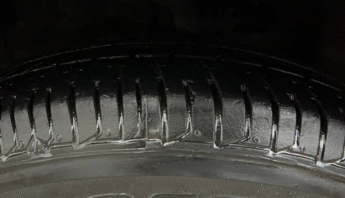 2015 Hyundai i10 MAGNA 1.1, Petrol, Manual, 28,226 km, Left Front Tyre Tread