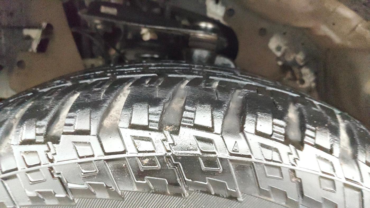 2017 Ford Endeavour TITANIUM 3.2 4X4 AT, Diesel, Automatic, 86,194 km, Left Front Tyre Tread