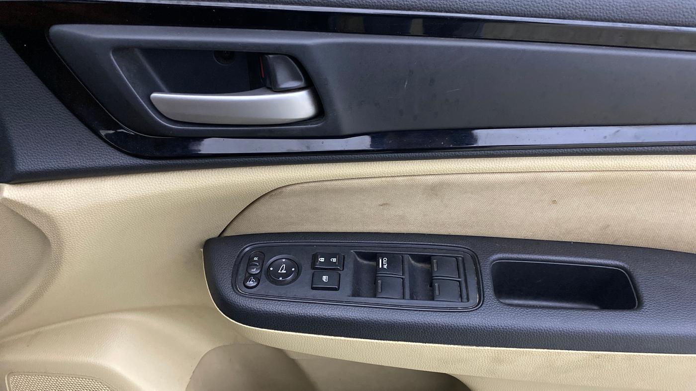 2019 Honda Amaze 1.2L I-VTEC VX CVT, Petrol, Automatic, 40,569 km, Driver Side Door Panels Control