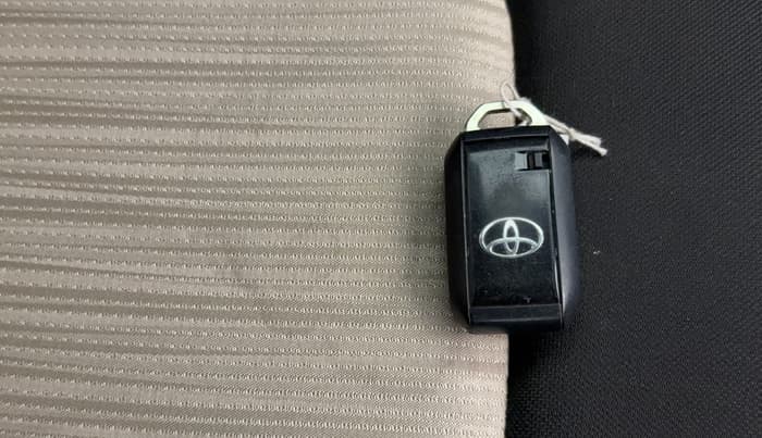 2022 Toyota Glanza V AMT, Petrol, Automatic, 41,044 km, Key Close Up