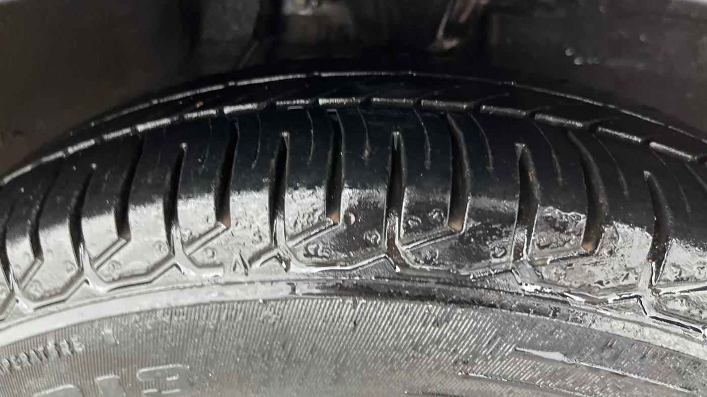 2015 Hyundai i10 MAGNA 1.1, Petrol, Manual, 60,003 km, Right Front Tyre Tread