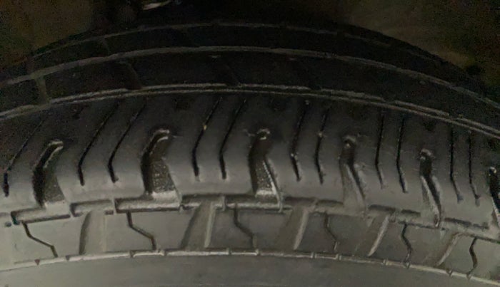 2014 Maruti Alto 800 LXI CNG, CNG, Manual, 81,907 km, Left Front Tyre Tread