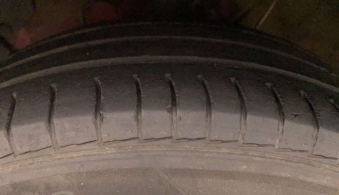 2018 Hyundai NEW SANTRO MAGNA CNG, CNG, Manual, 50,058 km, Left Front Tyre Tread
