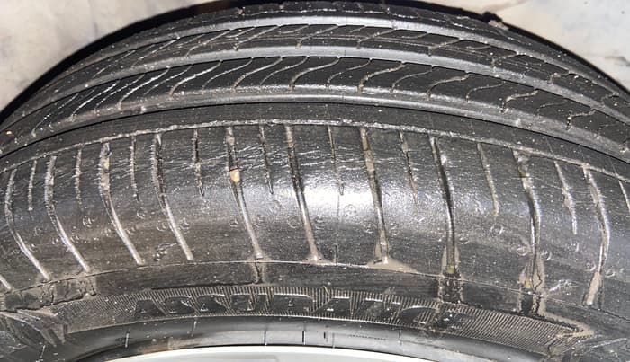 2015 Honda Brio S MT, Petrol, Manual, 55,193 km, Right Front Tyre Tread