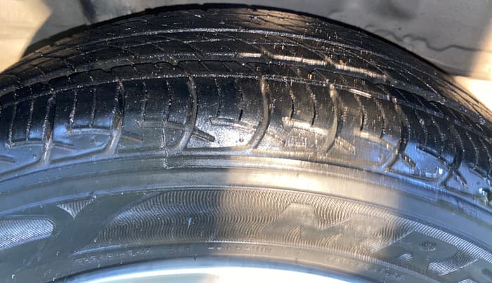 2015 Honda Brio S MT, Petrol, Manual, 55,193 km, Right Rear Tyre Tread