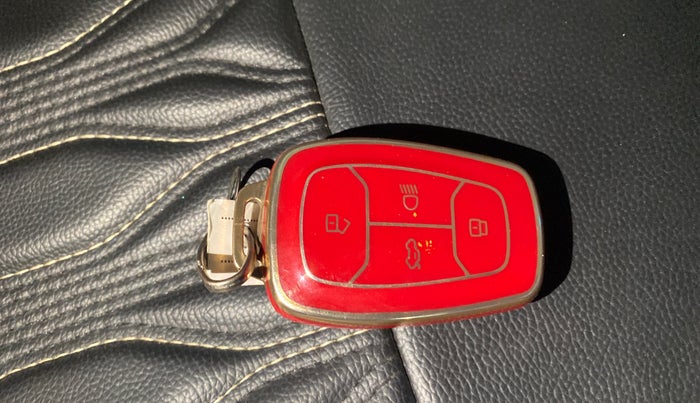 2025 Tata ALTROZ XZ Plus (S) Lux CNG , CNG, Manual, 2,833 km, Key Close Up